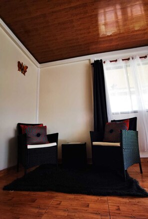 Deluxe Dört Kişilik Oda, Bahçe Manzaralı | Odada kasa, ücretsiz kablosuz İnternet 