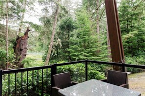Outdoor dining - The Inlet Haven-Wild Pacific (Ucluelet)
