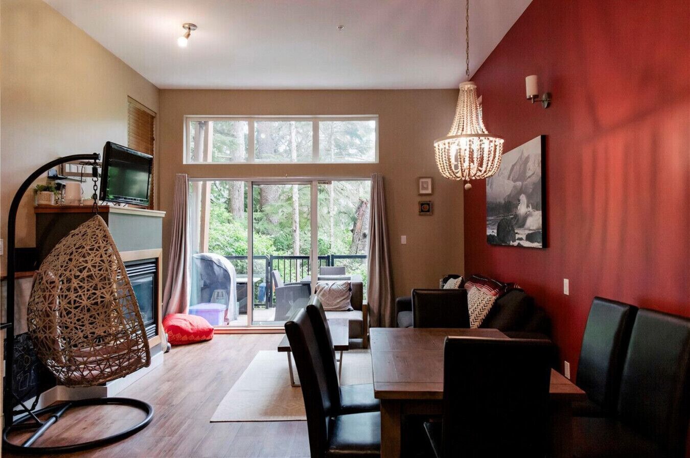 Een televisie en een open haard