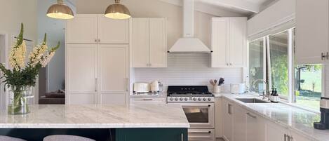 Mikrowelle, Ofen, Herdplatte, Geschirrspüler