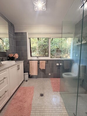 Shower, hair dryer, towels, toilet paper - Dorrigo 7 Bed 4 Bath Farm Stay — Alpacas Getaway (Tallowwood Ridge)