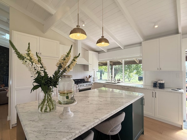 Mikrobølgeovn, ovn, kokeplater og oppvaskmaskin