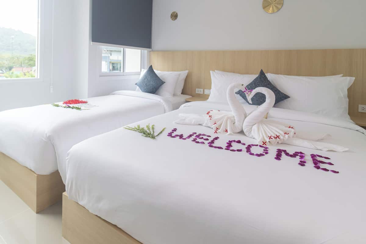 Habitación triple Deluxe, vistas a la ciudad | Escritorio y wifi gratis