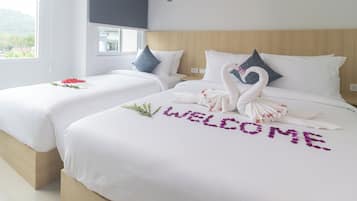 Habitación triple Deluxe, vistas a la ciudad | Escritorio y wifi gratis