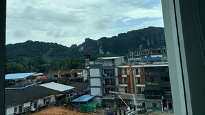 Vista de un pueblo con edificios y una montaña al fondo.