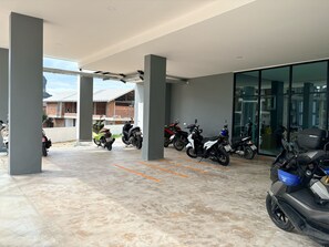 Free self parking - Ao Nang Cheaper Hotel (Krabi)