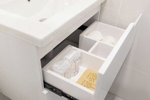 تجهيزات دش، مجففات شعر، مناشف، صابون