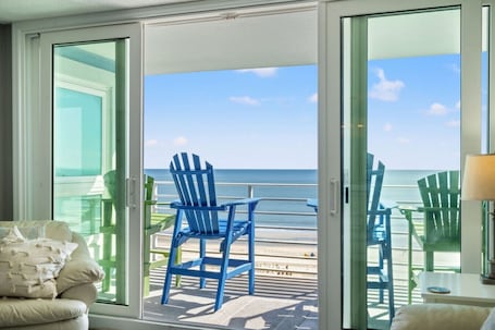 TV. Panoramic Ocean View Condo with Pool