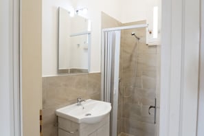 Dusche, Haartrockner, Bidet