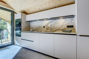 Refrigerador, lavavajillas, tostadora y utensilios de cocina 