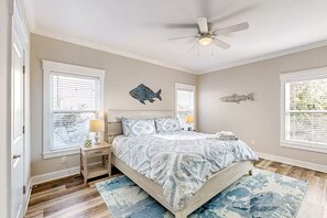 4 bedrooms, iron/ironing board, travel crib, WiFi - New Management Ocean-View Escape Balcony, Hot Tub (North Topsail Beach)