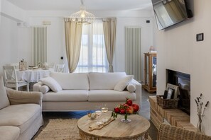 TV, fireplace - Beautiful villa with pool in the hills of Le Marche,20 minutes from the beaches of Porto San Giorgio (Ponzano di Fermo)