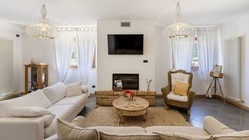 Télévision, cheminée