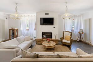 Televisie en een open haard