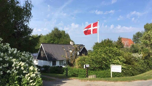 A rural house with a flag, surrounded by greenery. - 4 Star Holiday Home in Sydals (Sydals)