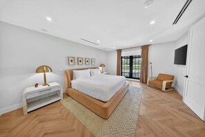 5 bedrooms, desk, iron/ironing board, WiFi