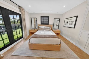 5 bedrooms, desk, iron/ironing board, WiFi