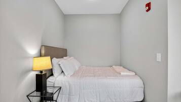 Een bureau, een strijkplank/strijkijzer, wifi, beddengoed