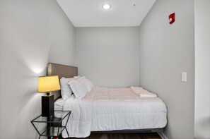 Een bureau, een strijkplank/strijkijzer, wifi, beddengoed