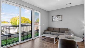 Una televisión, una oficina