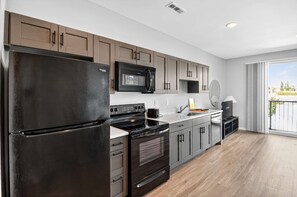 冰箱、微波炉、烤箱、炉灶