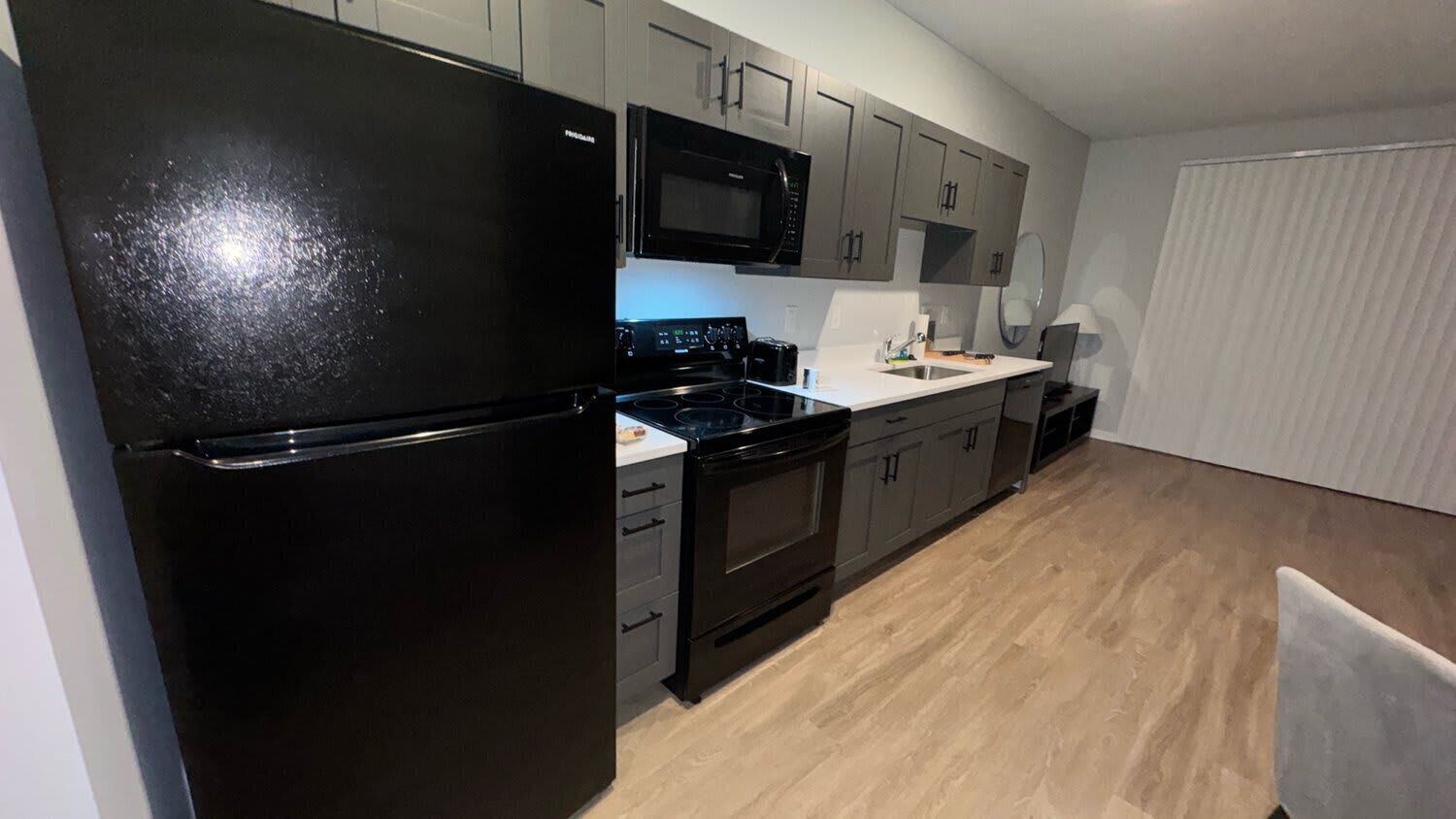 冰箱、微波炉、  烤箱、炉灶