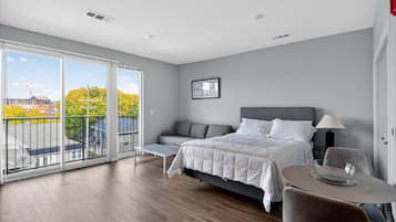 Desk, iron/ironing board, WiFi, bed sheets