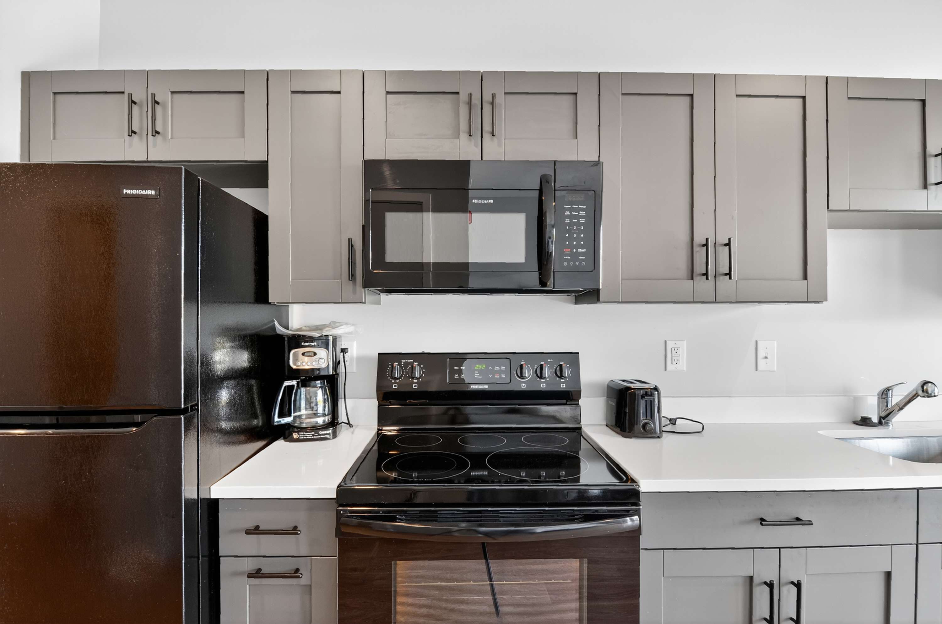 Refrigerador, microondas, horno y parrilla de estufa 