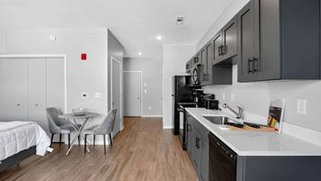 Refrigerador, microondas, horno y parrilla de estufa