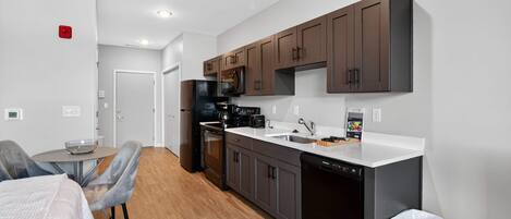 Kühlschrank, Mikrowelle, Ofen, Herdplatte