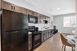 Fridge, microwave, oven, stovetop - New Seasonal Rates! Modern DT Studio Near IU (Bloomington)