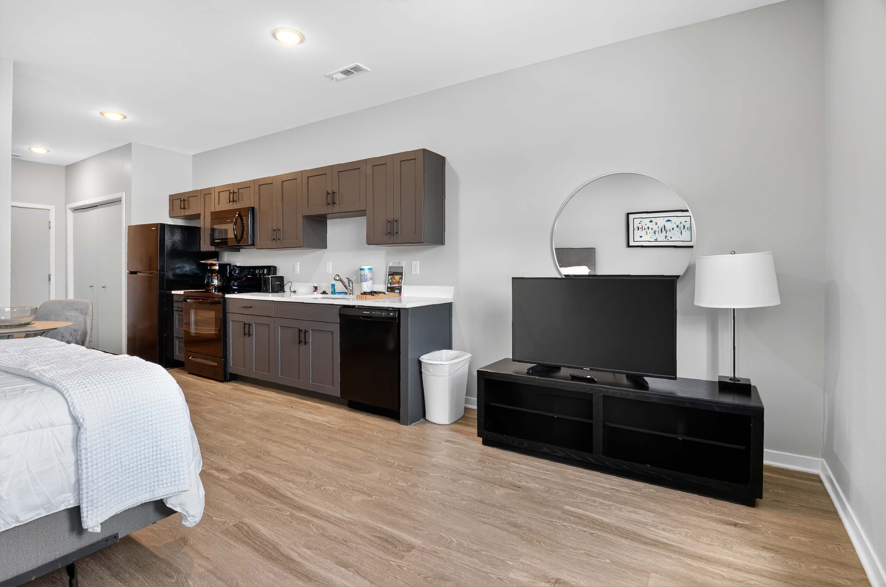 Desk, iron/ironing board, WiFi, bed sheets