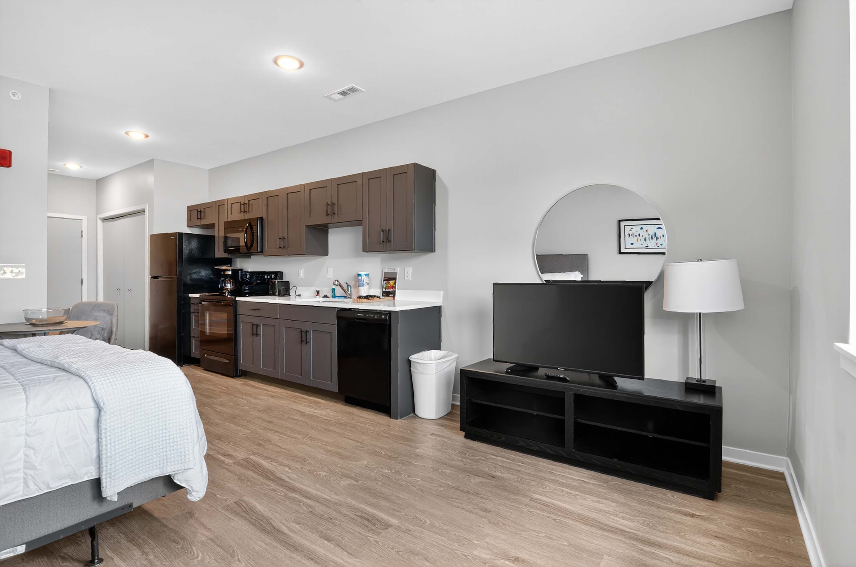 Desk, iron/ironing board, WiFi, bed sheets