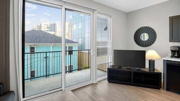 Een televisie en een kantoor