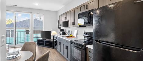 Frigorífico, microondas, horno y placa de cocina