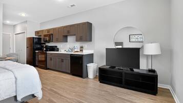 Desk, iron/ironing board, WiFi, bed sheets