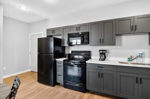 Fridge, microwave, oven, stovetop - Winter Special! Studio Near IU & Trails (Bloomington)