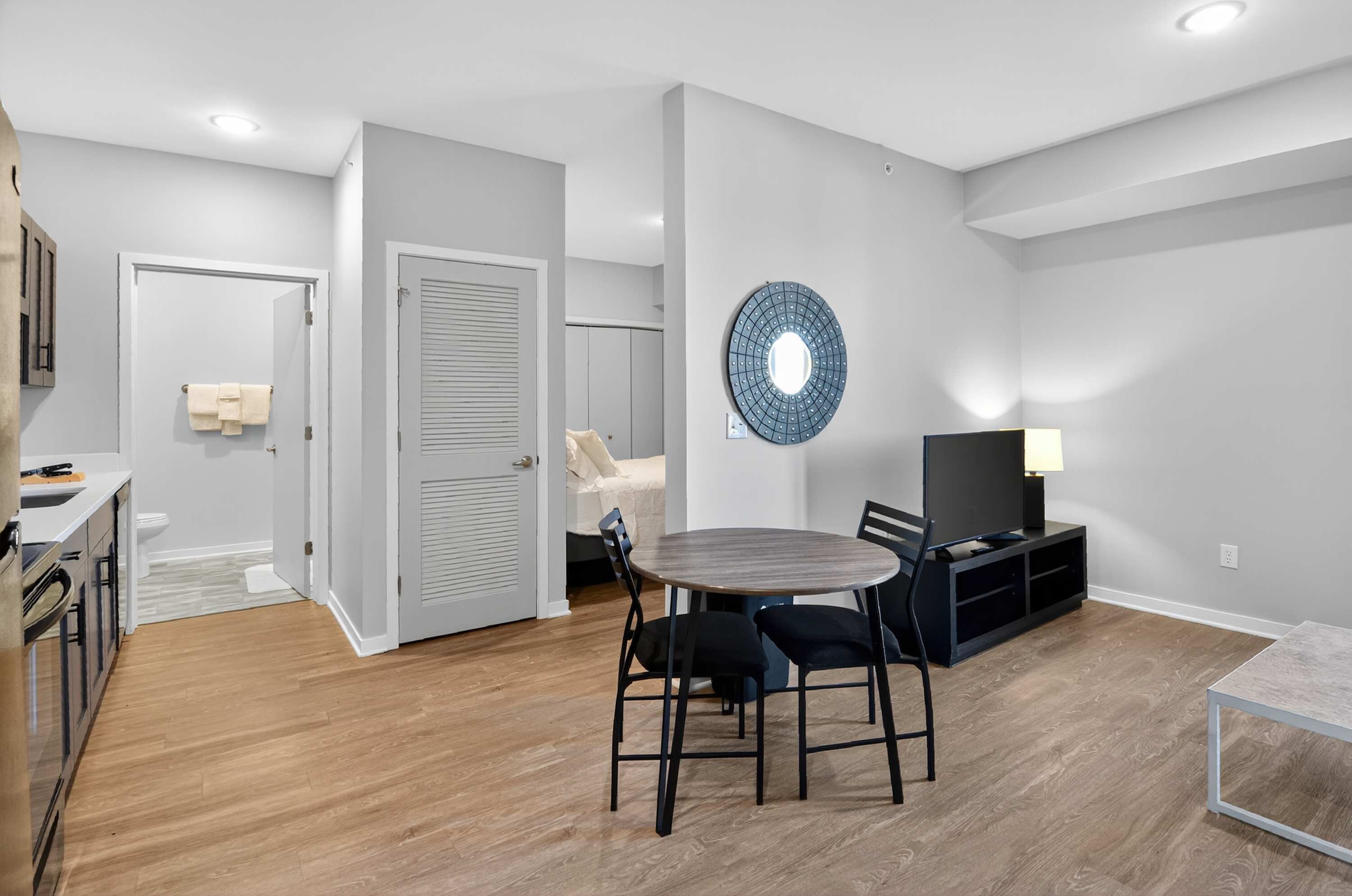 Desk, iron/ironing board, WiFi, bed sheets