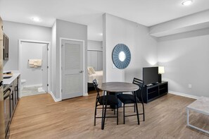 書桌、熨斗/熨衫板、Wi-Fi、床單