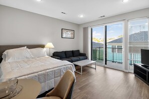 Desk, iron/ironing board, WiFi, bed sheets