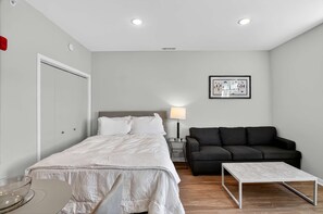 Desk, iron/ironing board, WiFi, bed sheets