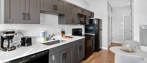 Kühlschrank, Mikrowelle, Ofen, Herdplatte