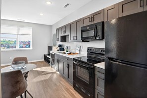 Geladeira, micro-ondas, fogão, cooktop