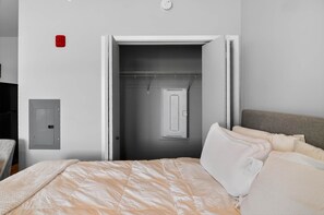 Escritorio, tabla de planchar con plancha, wifi y ropa de cama 
