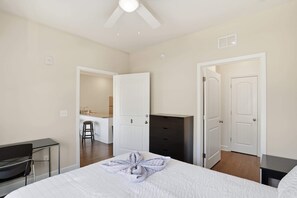 2 habitaciones, escritorio, tabla de planchar con plancha y wifi