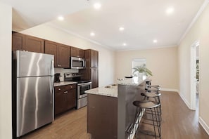 ثلاجة، ميكروويف، فرن، موقد طهي مسطح