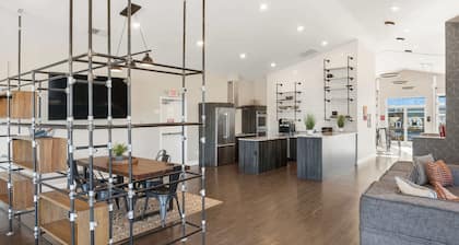 Vibrant Retreat | 8 min to Museum & Eats