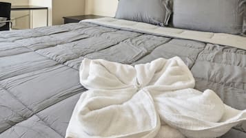 4 habitaciones, escritorio, tabla de planchar con plancha y wifi