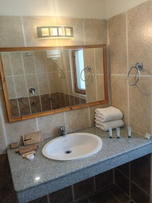 Shower, slippers, towels, soap - Pravara Cottages (Manali)