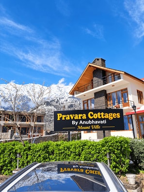A sign for Pravara Cottages by Anubhavati in Mount Ville. - Pravara Cottages (Manali)